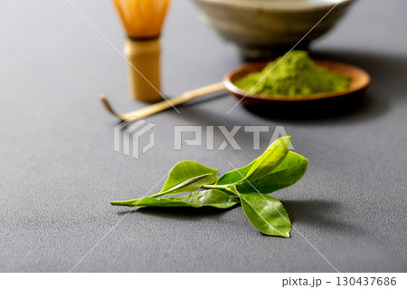 抹茶を点てる　　黒背景の抹茶イメージ 130437686