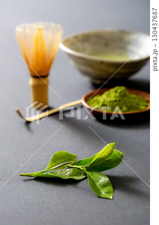 抹茶を点てる　　黒背景の抹茶イメージ 130437687