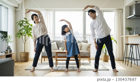家族でリビングで体操をする 家族でリビングで体操をする 130437697