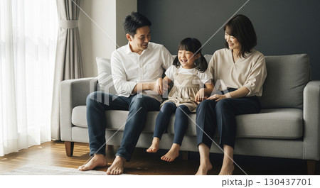 リビングで家族がくつろいでいる様子 130437701