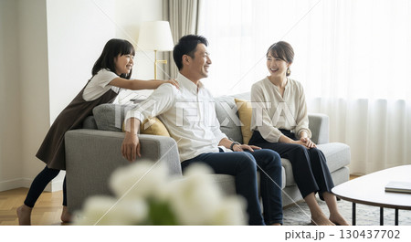 リビングで家族がくつろいでいる様子 130437702