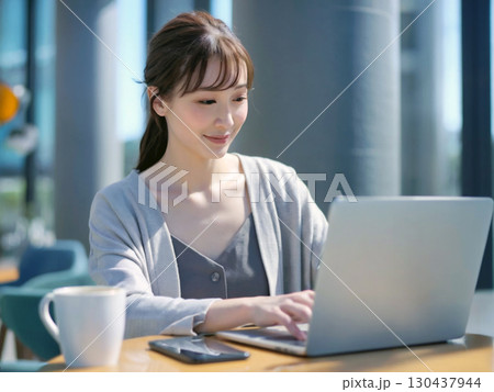 カフェでノートパソコンで仕事をする女性 Generative AI 130437944