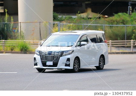 白いミニバン　イメージ 130437952