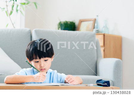 リビングで勉強する小学生の男の子 130438028