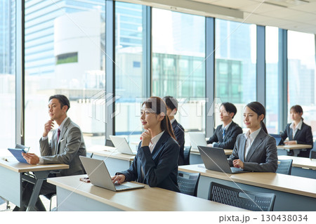 社内研修を受ける人達 社内研修を受ける人達 130438034