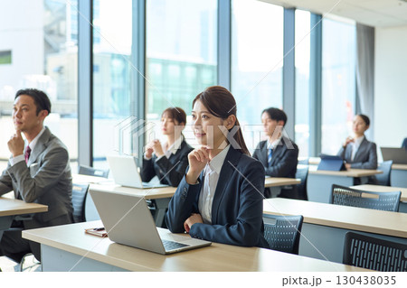 社内研修を受ける人達 130438035