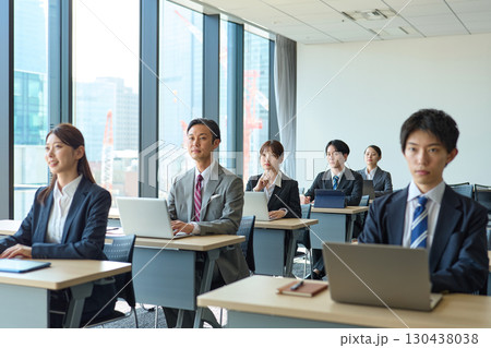 社内研修を受ける人達 社内研修を受ける人達 130438038