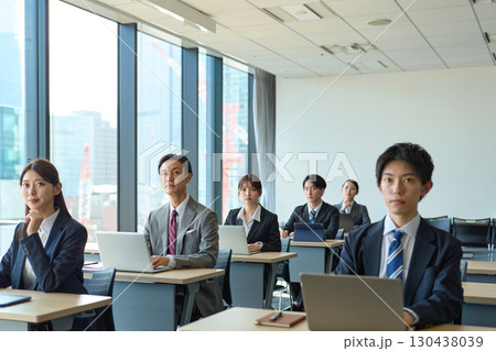 社内研修を受ける人達 社内研修を受ける人達 130438039