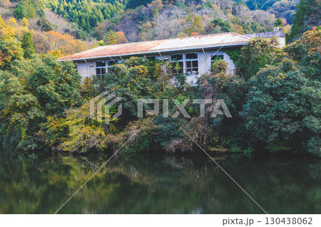 紅葉シーズンの鎌北湖と廃墟 紅葉シーズンの鎌北湖と廃墟 130438062