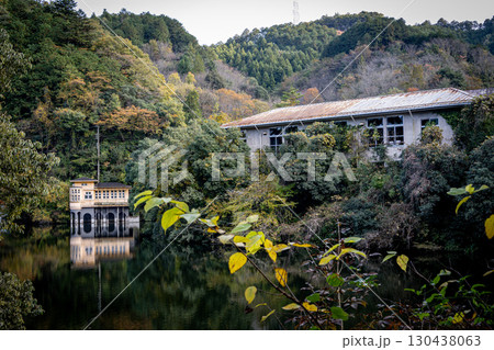 紅葉シーズンの鎌北湖と廃墟 130438063