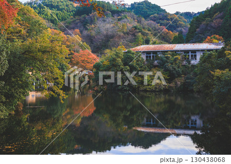 紅葉シーズンの鎌北湖と廃墟 紅葉シーズンの鎌北湖と廃墟 130438068