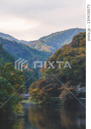 紅葉シーズンの曇り空の鎌北湖 130438073