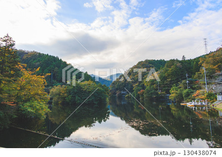 紅葉シーズンの鎌北湖 130438074