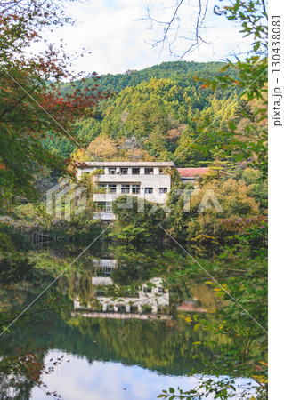 紅葉シーズンの鎌北湖と廃墟 130438081