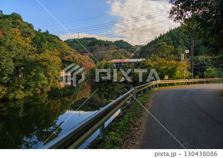 紅葉に染まった鎌北湖と道路 紅葉に染まった鎌北湖と道路 130438086