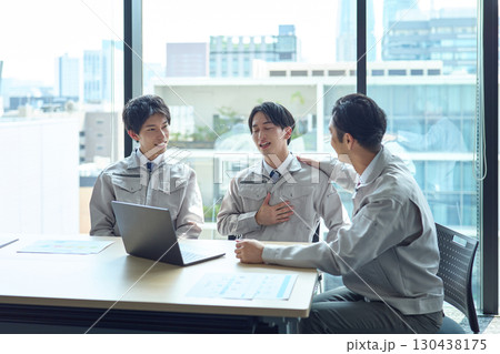 安堵する男性 130438175