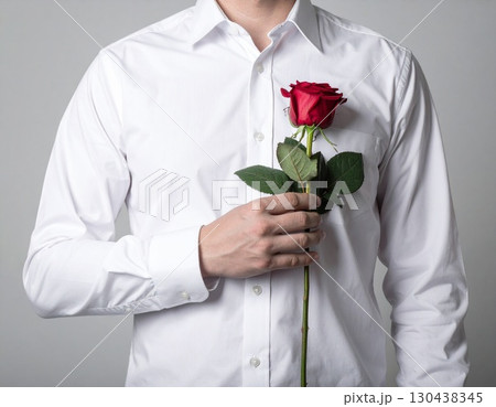 胸元に赤いバラを添える男性 胸元に赤いバラを添える男性 130438345