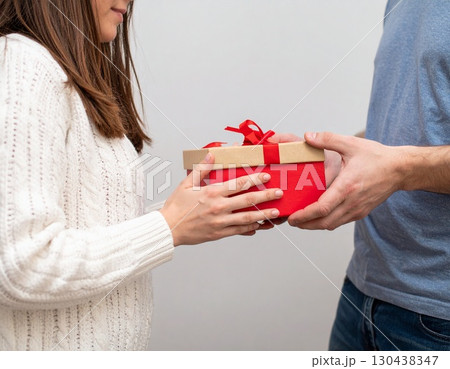 男性へプレゼントを渡す女性 130438347