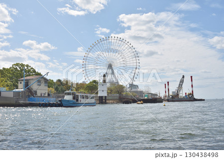 大阪港の観覧車と渡し舟 130438498