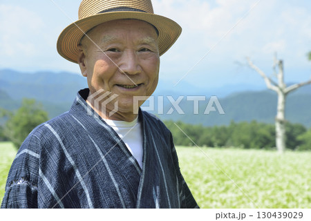 ソバ畑を散策している老人 ソバ畑を散策している老人 130439029