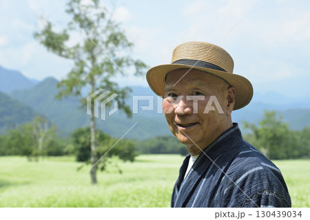 ソバ畑を散策している老人 ソバ畑を散策している老人 130439034