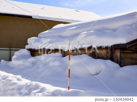 豪雪地帯に設置されている赤と白のスノーポール 130439041