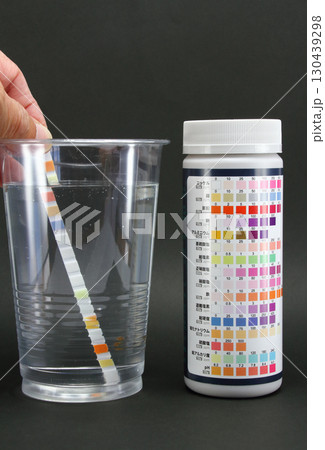 簡易検査キットを使っての水質検査 簡易検査キットを使っての水質検査 130439298