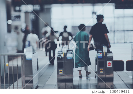 駅を利用する人々 130439431