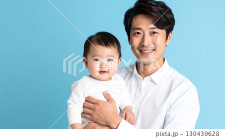 赤ちゃんを抱っこするお父さん(AI生成画像) 赤ちゃんを抱っこするお父さん(AI生成画像) 130439628