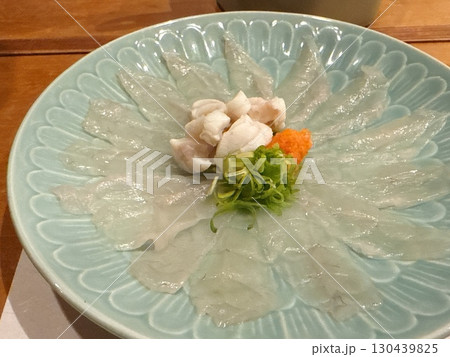 高級和食ふぐ刺しの美しい盛り付け 130439825