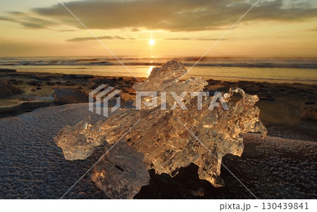 朝日に照らされるジュエリーアイス 130439841
