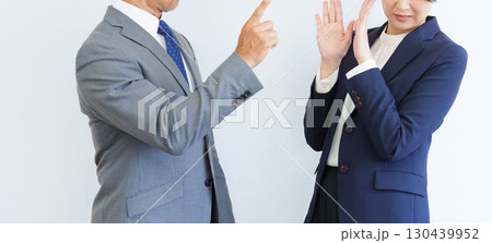部下に指導する上司 130439952