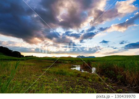 2025年初秋の曾爾高原の夕景　水路になったお亀池と夕焼け空② 130439970