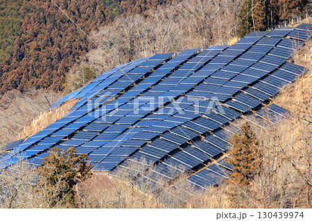 山の斜面に設置された太陽光パネル 130439974