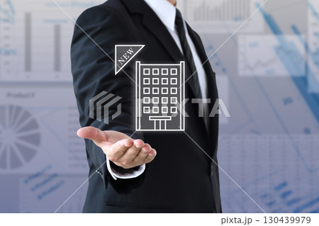 新しい会社や企業を紹介するスーツを着た男性のイメージ画像 130439979