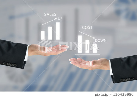 セールスアップとコストダウンの棒グラフを掲げるビジネスチーム セールスアップとコストダウンの棒グラフを掲げるビジネスチーム 130439980