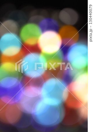 カラフルな丸ボケ 【黒背景】 130440079