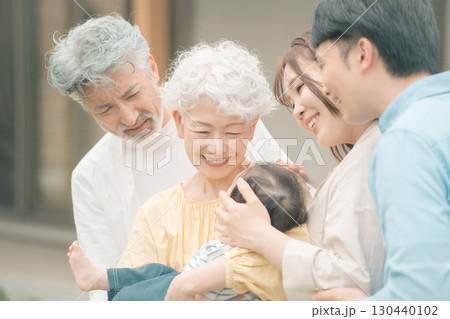 初孫を抱っこする 130440102