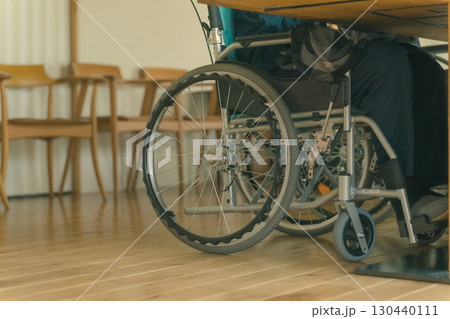 高齢者施設の入居者 130440111