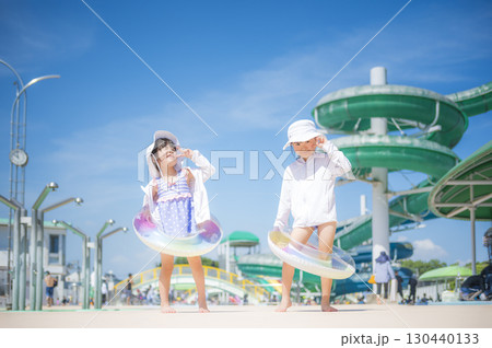 青空の下で元気にプール遊びをする子ども 青空の下で元気にプール遊びをする子ども 130440133