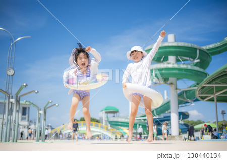 青空の下で元気にプール遊びをする子ども 130440134