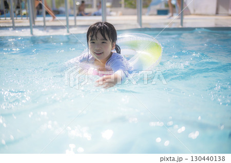 浮き輪でプールに浮かぶ女の子 130440138