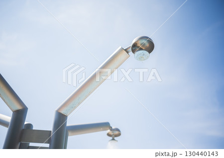 屋外に設置されたシャワーと青空 130440143