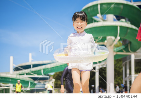 夏休みにプールで遊ぶ子供の笑顔 夏休みにプールで遊ぶ子供の笑顔 130440144