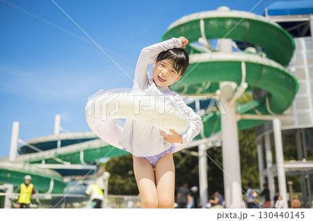 夏休みにプールで遊ぶ子供の笑顔 130440145