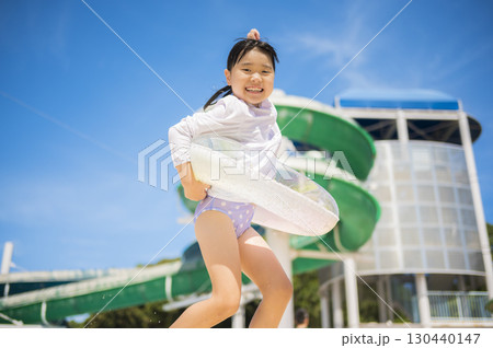 夏休みにプールで遊ぶ子供の笑顔 夏休みにプールで遊ぶ子供の笑顔 130440147