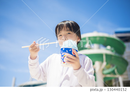 プールサイドでかき氷を食べる女の子 プールサイドでかき氷を食べる女の子 130440152