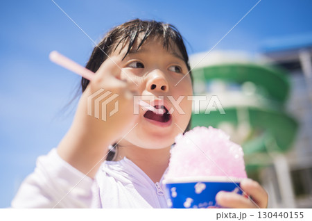 プールサイドでかき氷を食べる女の子 130440155