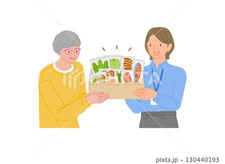 ミールキットの宅配サービスをスタッフから受け取り喜ぶシニア女性 ミールキットの宅配サービスをスタッフから受け取り喜ぶシニア女性 130440193