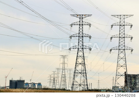 北海道　苫東厚真火力発電所と送電線 130440208